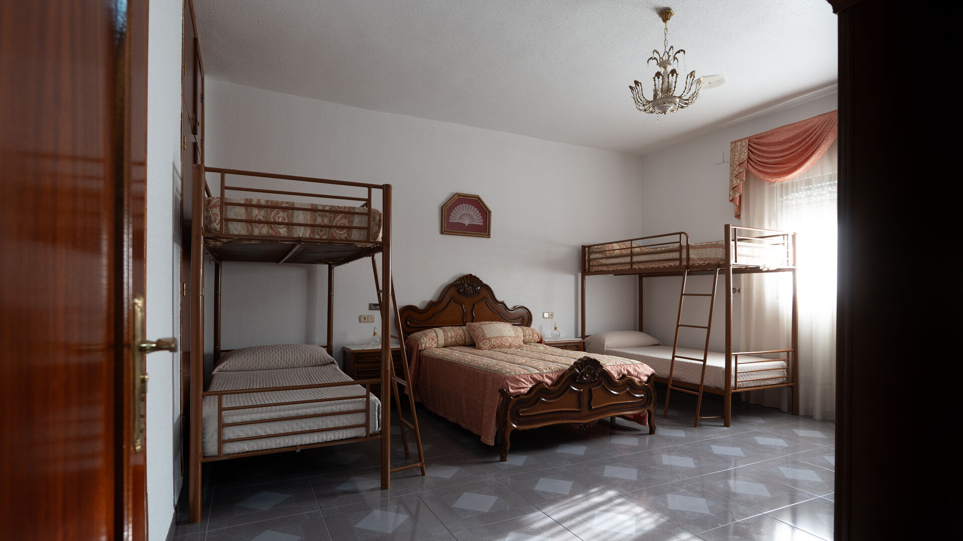 Dormitorio familiar con literas y cama doble